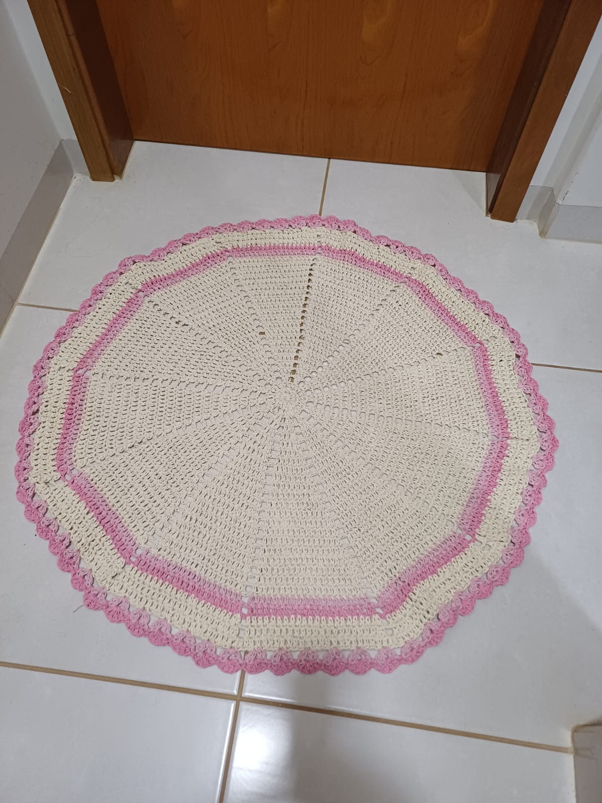 TAPETE REDONDO EM BARBANTE CRU COM ROSA 1M